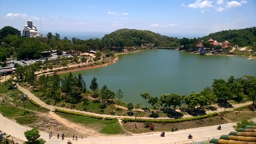 Hồ Thủy Liêm trên đỉnh Thiên Cấm Sơn